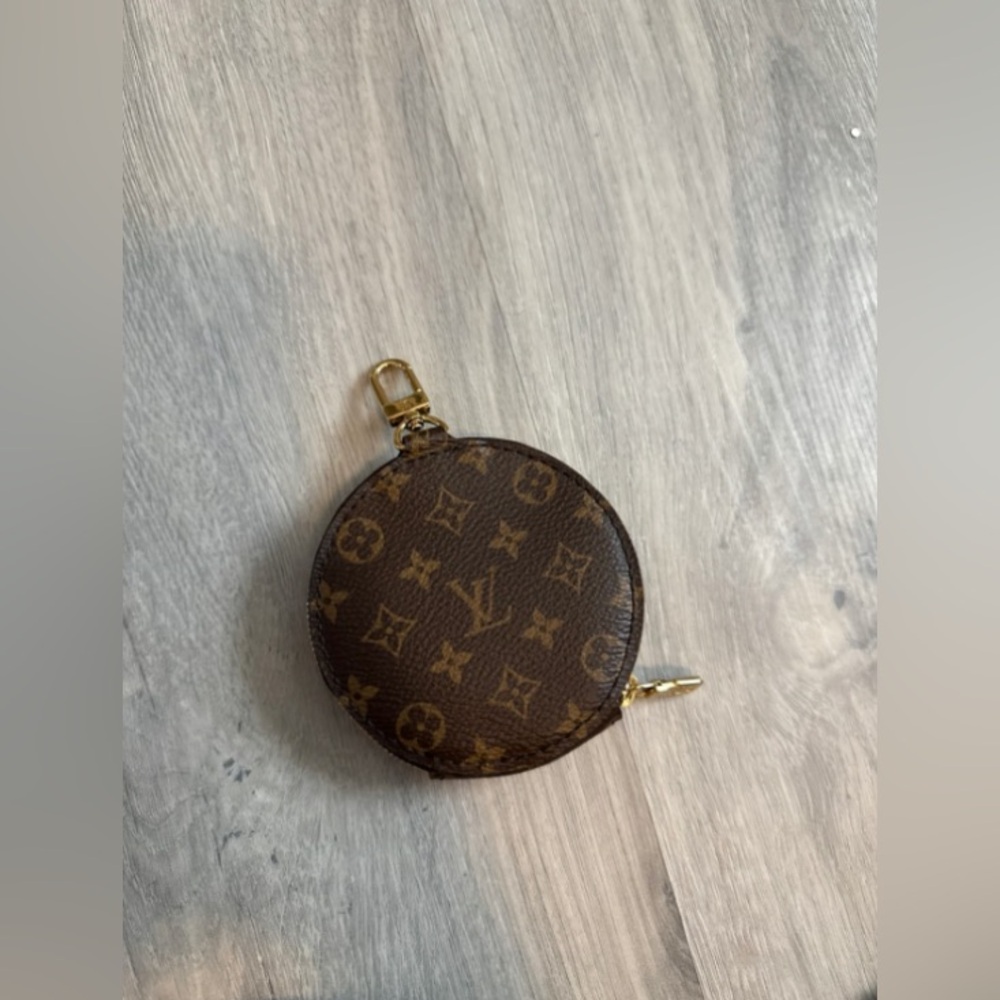 Louis Vuitton Monogram Round Coin Purse - Picture 4 of 7